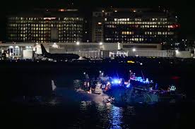 അമേരിക്കയിൽ യാത്രാ വിമാനവും സൈനിക ഹെലികോ‌പ്‌ടറും കൂട്ടിയിടിച്ചു; നദിയിൽ തെരച്ചിൽ തുടരുന്നു