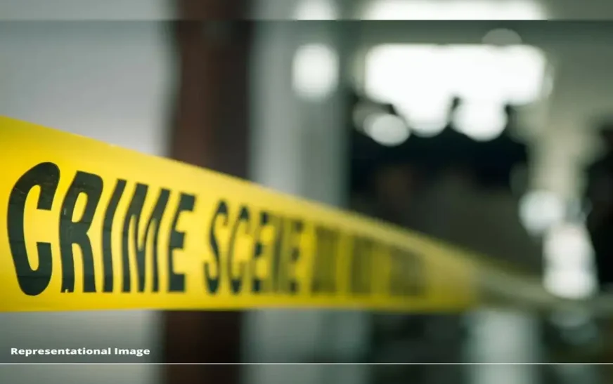 മ​ക​നു​മാ​യി സ്കൂ​ട്ട​റി​ൽ പോ​കു​ന്ന​തി​നി​ടെ ഭ​ർ​ത്താ​വ് ഭാ​ര്യ​യെ കു​ത്തി​ക്കൊ​ന്നു; സാ​ക്ഷി​യാ​യി മ​ക​ൻ