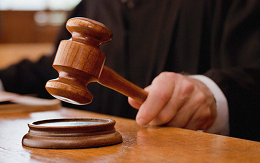 വസ്തുതർക്കത്തെ തുടർന്ന് മാതാപിതാക്കളെ വീട്ടിൽ നിന്ന് പുറത്താക്കിയ മകൾക്കെതിരെ കേസ്