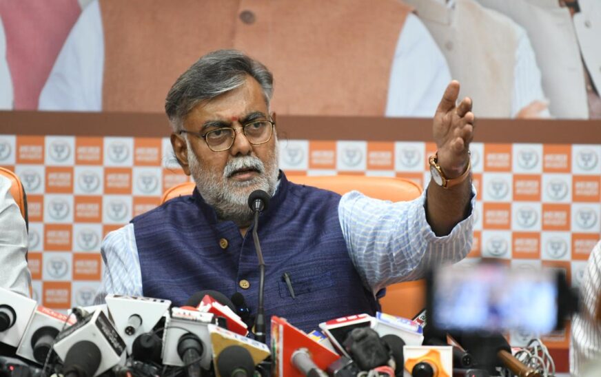 സര്‍ക്കാരിനോട് ജനങ്ങള്‍ ഇരക്കുന്നത് ഒരു ശീലമാക്കിയിരിക്കുന്നു; വിവാദ പ്രസ്താവനയുമായി പ്രഹ്ളാദ് പട്ടേൽ