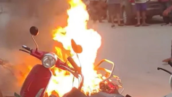 നിർത്തിയിട്ടിരുന്ന സ്‌കൂട്ടറിൽ അച്ഛനും മകനും ഇരിക്കുന്നതിനിടെ തീ ആളിക്കത്തി