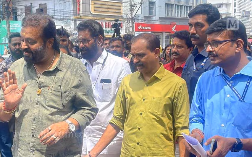 ആശാ വര്‍ക്കര്‍മാരുടെ സമരപ്പന്തല്‍ സുരേഷ് ഗോപി സന്ദര്‍ശിച്ചു