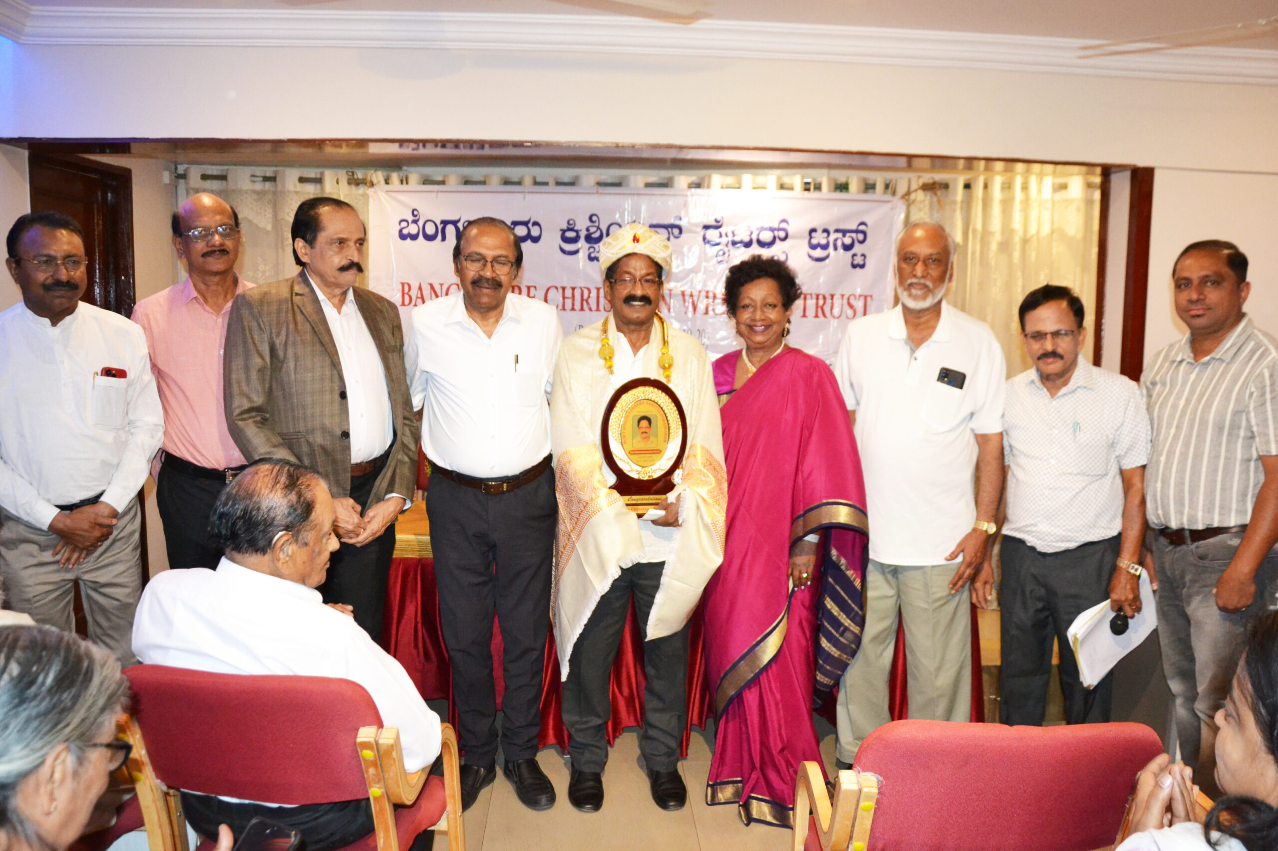 ക്രിസ്ത്യൻ റൈറ്റേഴ്സ് ട്രസ്റ്റിൻ്റെ   സാഹിത്യ പുരസ്കാരം                         വിഷ്ണുമംഗലം കുമാറിന് സമ്മാനിച്ചു