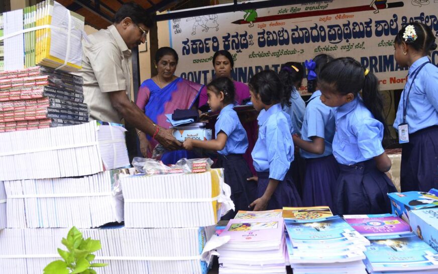 ക​ര്‍ണാ​ട​ക സ​ര്‍ക്കാ​ര്‍ പാ​ഠ​പു​സ്ത​ക​ങ്ങ​ളു​ടെ വി​ല വ​ര്‍ദ്ധി​പ്പി​ച്ചു