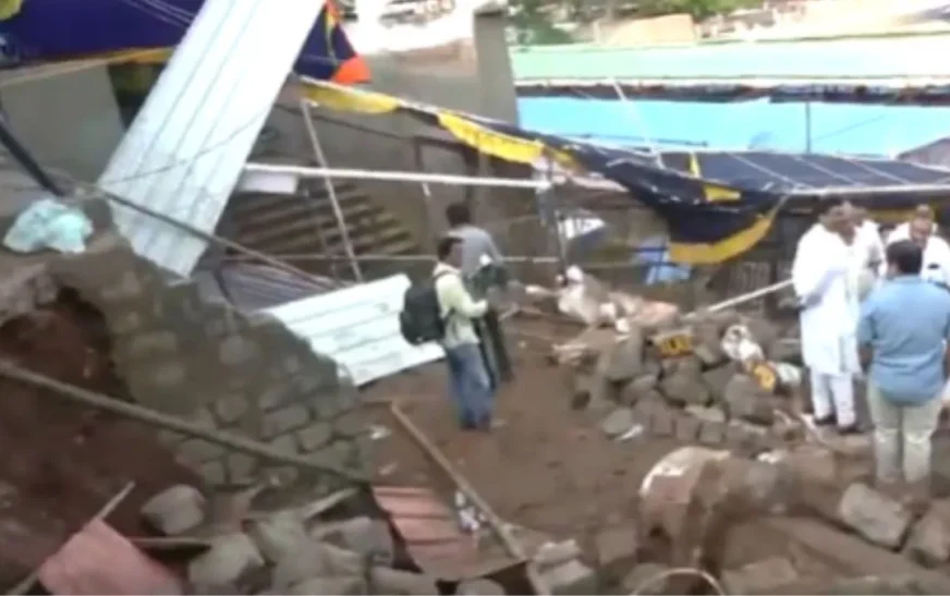 ആന്ധ്രാപ്രദേശ് വിശാഖപട്ടണത്തെ ശ്രീ വരാഹലക്ഷ്‌മി നരസിംഹസ്വാമി ക്ഷേത്രത്തിലെ മതില്‍ക്കെട്ട് ഇടിഞ്ഞുവീണു; 8 മരണം നിരവധി പേര്‍ക്ക് പരിക്ക് 