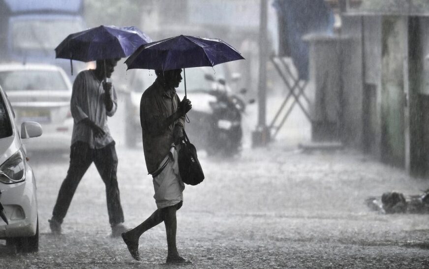 ഉയർന്ന ലെവലിൽ ചക്രവാതച്ചുഴി; ബുധനാഴ്ച വരെ അതിശക്തമായ മഴയ്ക്ക് സാധ്യത