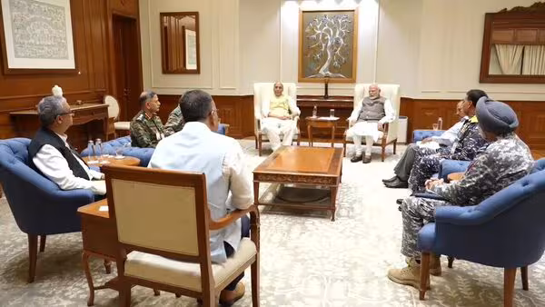 ഡൽഹിയിൽ തിരക്കിട്ട ചർച്ച; പ്രതിരോധ മന്ത്രിയും സേനാ മേധാവിമാരും പ്രധാനമന്ത്രിയുടെ വസതിയിൽ