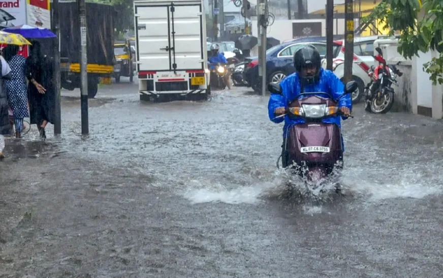 മഴ വീണ്ടും ശക്തമാകും; കേരളത്തിൻ്റെ വിവിധ മേഖലകളില്‍ മുന്നറിയിപ്പ്