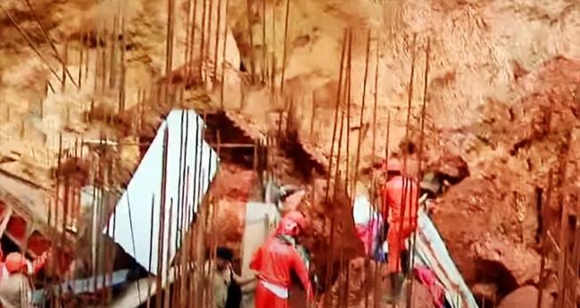 കോഴിക്കോട് നിർമ്മാണത്തിലിരിക്കുന്ന കെട്ടിടത്തിന് മുകളിലേക്ക് മണ്ണിടിഞ്ഞു വീണു; ഒരാൾ കുടുങ്ങിക്കിടക്കുന്നതായി സംശയം