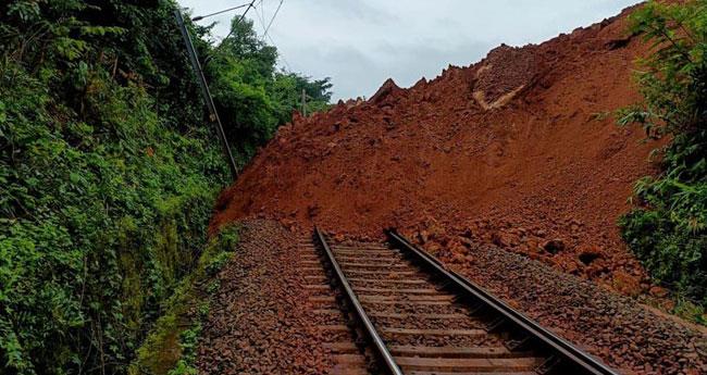 തൃശൂരിൽ റെയിൽവേ ട്രാക്കിൽ മണ്ണിടിഞ്ഞു; ട്രെയിൻ ഗതാഗതം തടസപ്പെട്ടു