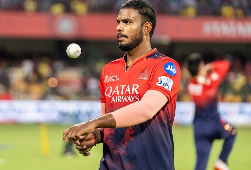 ആര്‍സിബി താരത്തിനെതിരേ പരാതിയുമായി യുവതി; വിവാഹ വാഗ്ദാനം നല്‍കി ചൂഷണം, മറ്റ് സ്ത്രീകളുമായും ബന്ധം