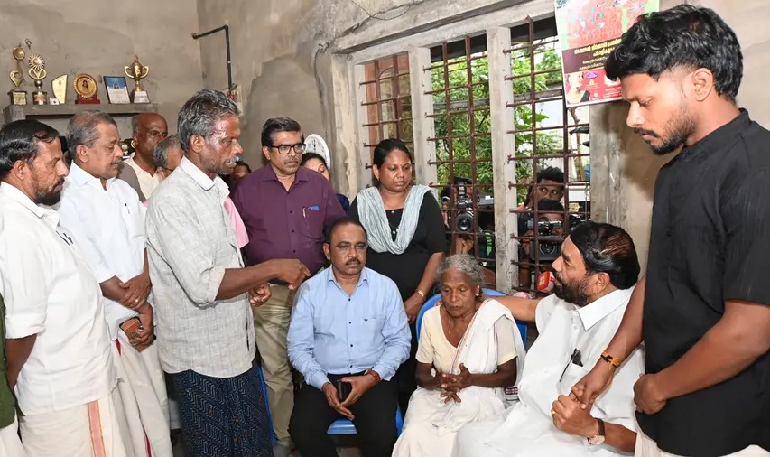 മകന് ജോലി നൽകും; സഹായധനം കെെമാറി; ബിന്ദുവിന്‍റെ വീട്ടിലെത്തി കുടുംബത്തെ ആശ്വസിപ്പിച്ച് മന്ത്രി വാസവൻ