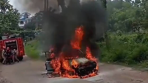 ആറ്റിങ്ങൽ ദേശീയപാതയിൽ ഓടിക്കൊണ്ടിരുന്ന കാർ കത്തിനശിച്ചു