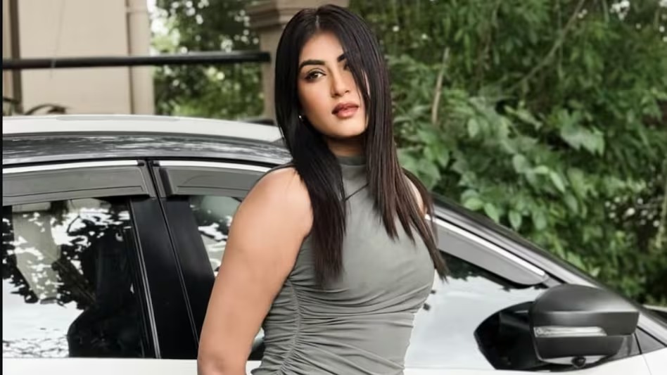 ബൈക്ക് യാത്രക്കാരെ ഇടിച്ചു തെറിപ്പിച്ച് നിര്‍ത്താതെ പോയകാര്‍ കന്നഡ നടി ദിവ്യ സുരേഷിൻ്റേത്; കാര്‍ പിടിച്ചെടുത്തു