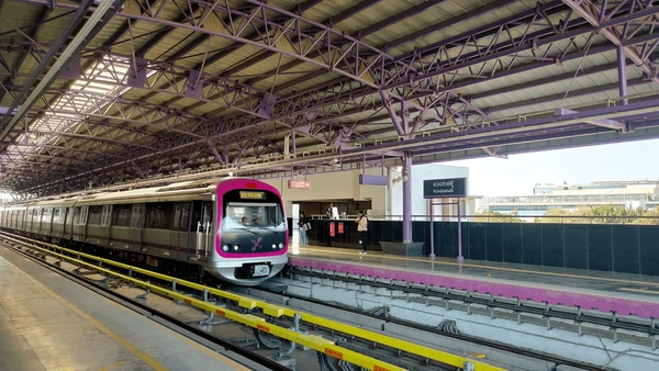 ബെംഗളൂരു മെട്രോ തീവണ്ടിയുടെ മുൻപിലേക്ക് ചാടിയയാളെ ജീവനക്കാർ രക്ഷപ്പെടുത്തി