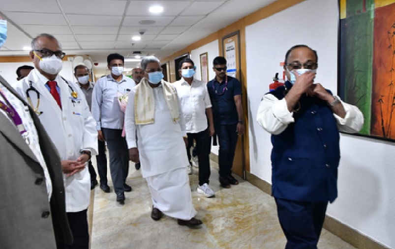 ചികിത്സയിൽ കഴിയുന്ന ഗവർണർ താവർചന്ദ് ഗഫ്ലോതിനെ സിദ്ധരാമയ്യ സന്ദർശിച്ചു