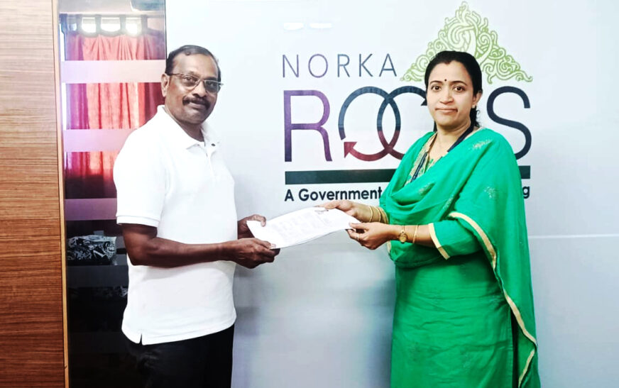 നെലമംഗല കേരള സമാജം നോർക്ക കെയർ ഇൻഷുറൻസിനായി ശേഖരിച്ച അപേക്ഷകൾ കൈമാറി