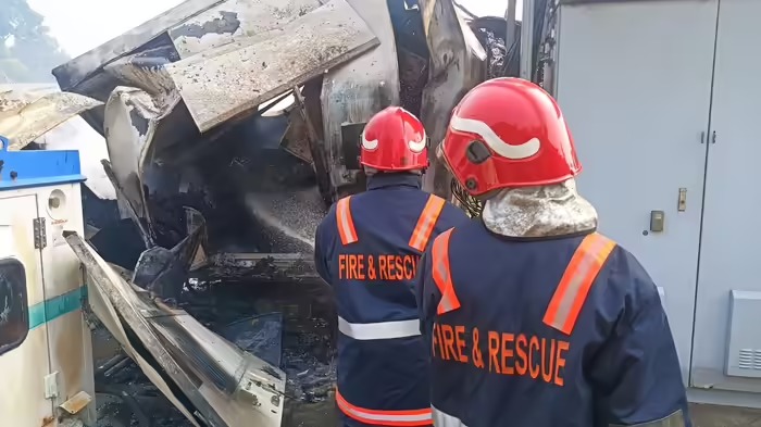 എറണാകുളത്തെ വ്യാപാര കേന്ദ്രമായ ബ്രോഡ്‌വേയിൽ വൻതീപിടിത്തം; 12ഓളം കടകൾ കത്തിനശിച്ചു