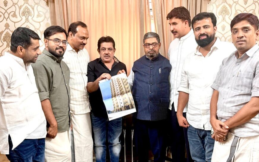 കർണ്ണാടക സർക്കാർ നൽകുന്ന ഭവന സമുച്ചയത്തിൻ്റെ ചിത്രം പ്രതിനിധിസംഘത്തിന്  കൈമാറി