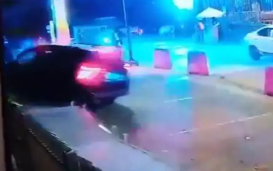 മാൾ ഓഫ് ഏഷ്യയ്ക്ക് സമീപം കാർ ജനക്കൂട്ടത്തിനിടയിലേക്ക് ഇടിച്ചുകയറി നാല് പേർക്ക് പരിക്ക്