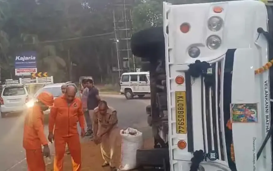 ശബരിമല തീര്‍ഥാടകര്‍ സഞ്ചരിച്ച ബസ് മറിഞ്ഞു, 12 പേര്‍ക്ക് പരിക്ക്