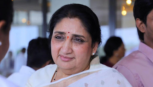 മ​ഹാ​രാ​ഷ്ട്ര​യി​ൽ പു​തു ച​രി​ത്രം; സു​നേ​ത്ര പ​വാ​ർ ഉ​പ​മു​ഖ്യ​മ​ന്ത്രി​യാ​യി സ​ത്യ​പ്ര​തി​ജ്ഞ ചെ​യ്തു