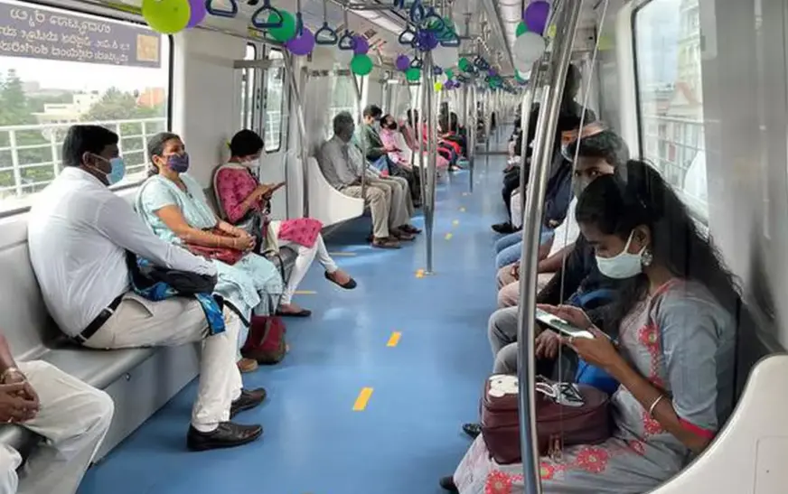 മെട്രോയിൽ സഹയാത്രികർക്ക് ബുദ്ധിമുട്ടാകാതെ യാത്ര ചെയ്യണം; ബോധവത്കരണവുമായി നമ്മ മെട്രോ
