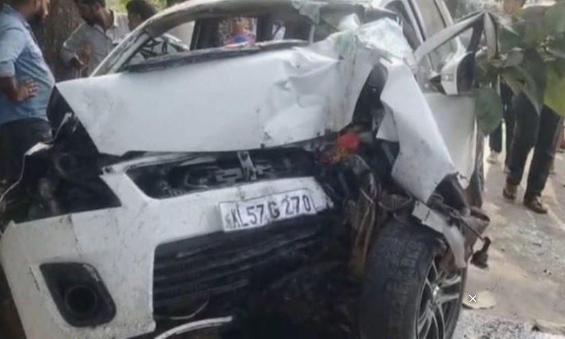 കാ​ർ മ​ര​ത്തി​ലി​ടി​ച്ചു; അ​മ്മ​യ്ക്കും മ​ക​ള്‍​ക്കും ദാ​രു​ണാ​ന്ത്യം