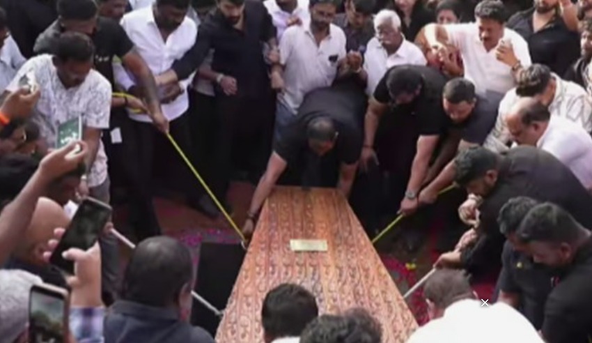 സി.​ജെ.​റോ​യി​ക്ക് കണ്ണീരിൽ കുതിർന്ന യാത്രമൊഴി; മൃ​ത​ദേ​ഹം സം​സ്ക​രി​ച്ചു