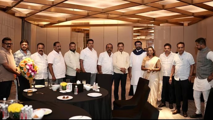 അധികാരമാറ്റത്തെച്ചൊല്ലിയുള്ള തർക്കം ഉടൻ പരിഹാരിക്കണം; ഡി കെ പക്ഷ എം.എൽ.എ.മാർ