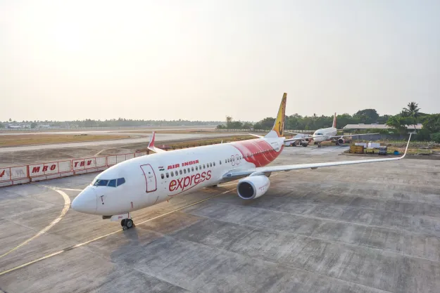 വി​മാ​ന​ത്തി​നു​ള്ളി​ൽ പു​ക; എ​യ​ർ ഇ​ന്ത്യ എ​ക്സ്പ്ര​സ് വി​മാ​നം അ​ടി​യ​ന്ത​ര​മാ​യി നി​ല​ത്തി​റ​ക്കി