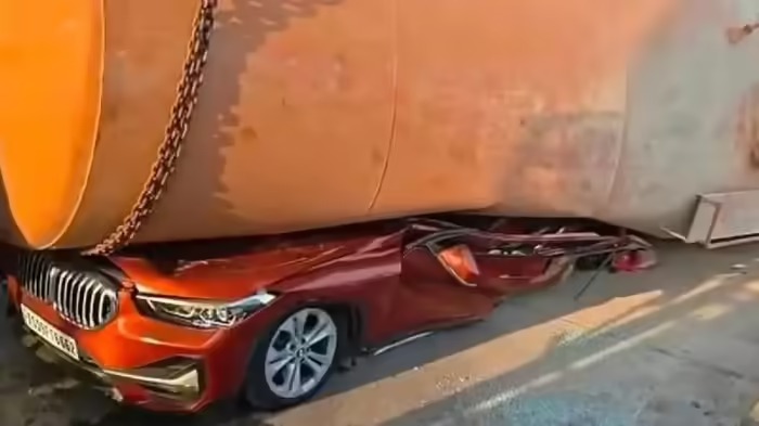 ബിഎംഡബ്ല്യു കാറിന് മുകളിലേക്ക് കൂറ്റന്‍ ട്രക്ക് മറിഞ്ഞ് അഭിഭാഷകന് ദാരുണാന്ത്യം