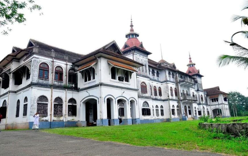 ക​വ​ടി​യാ​ര്‍ കൊ​ട്ടാ​ര​ത്തി​ലെ മോ​ഷ​ണ​ത്തി​ന് കൊ​ട്ടാ​ര​ത്തി​ന​ക​ത്തു നിന്ന് സ​ഹാ​യം ല​ഭി​ച്ച​താ​യി പോ​ലീ​സി​ന് സൂ​ച​ന