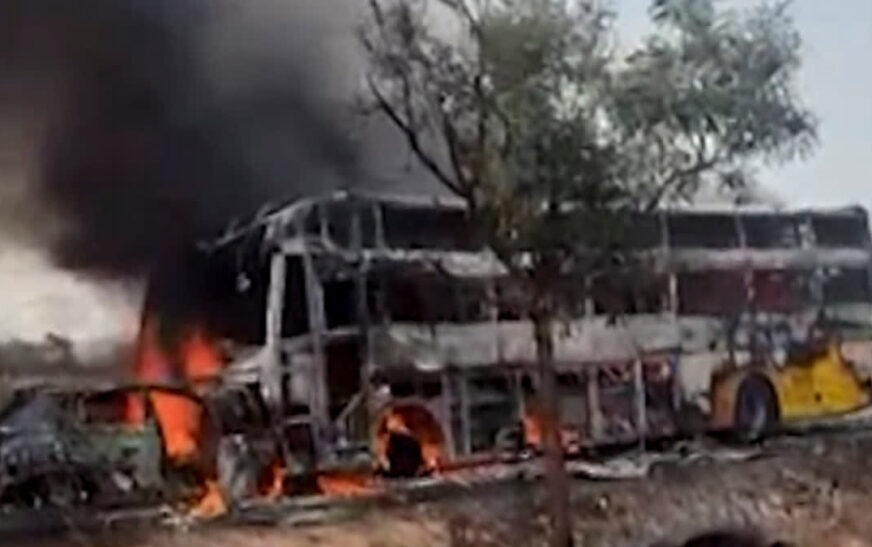 ക​ർ​ണാ​ട​ക​യി​ലെ യാ​ദ്ഗി​രി​ൽ സ്വകാര്യ ബസും കാറും കൂട്ടിയിടിച്ച് ആറ് പേർ മരിച്ചു