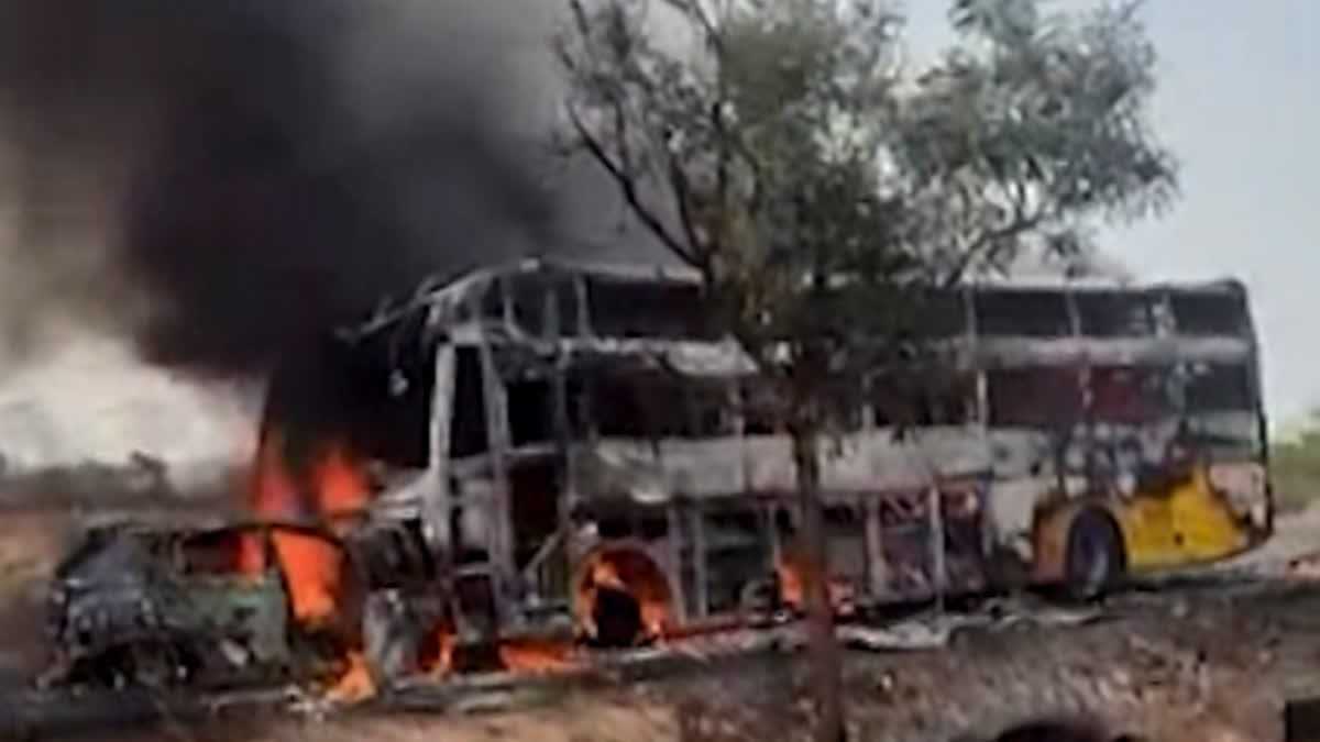 ക​ർ​ണാ​ട​ക​യി​ലെ യാ​ദ്ഗി​രി​ൽ സ്വകാര്യ ബസും കാറും കൂട്ടിയിടിച്ച് ആറ് പേർ മരിച്ചു