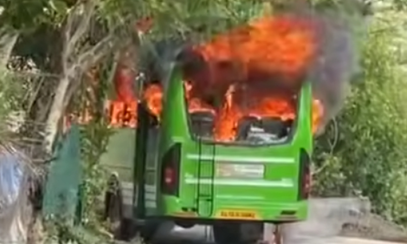 കോഴിക്കോട് ഓ​ടി​ക്കൊ​ണ്ടി​രു​ന്ന ബ​സി​ന് തീ​പി​ടി​ച്ചു