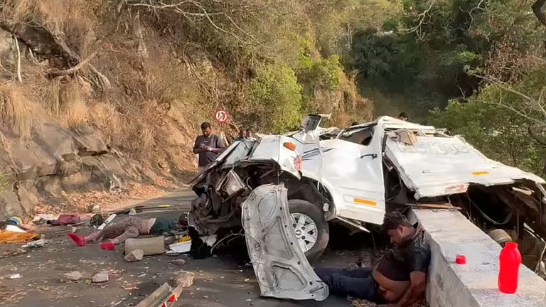 തമിഴ്‌നാട് വാൽപ്പാറയിൽ മലയാളികൾ സഞ്ചരിച്ച ടെമ്പോ ട്രാവലർ മറിഞ്ഞ് ഒമ്പത് പേർക്ക് ദാരുണാന്ത്യം