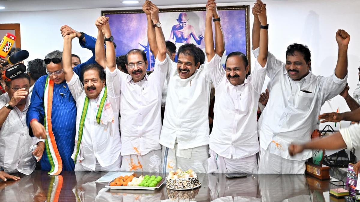 പു​തി​യ സ​ർ​ക്കാ​ർ രൂ​പീ​ക​ര​ണ​ത്തി​നു​ള്ള ന​ട​പ​ടി​ക​ൾ വേ​ഗ​ത്തി​ലാ​ക്കി കോ​ൺ​ഗ്ര​സ് ഹൈ​ക്ക​മാ​ൻ​ഡ്