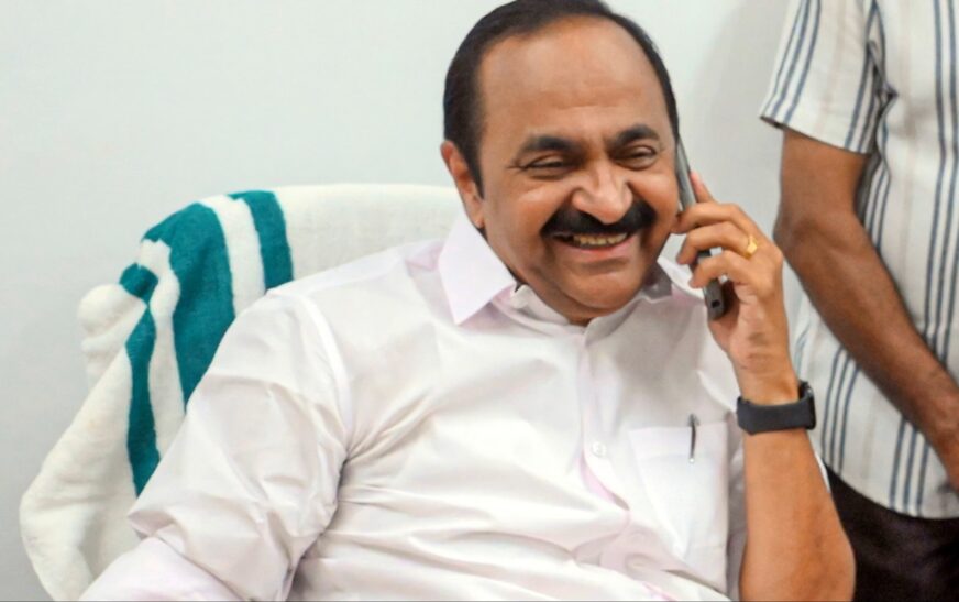 വി.​ഡി. സ​തീ​ശ​ൻ തി​ങ്ക​ളാ​ഴ്ച കേരള മു​ഖ്യ​മ​ന്ത്രി​യാ​യി സ​ത്യ​പ്ര​തി​ജ്ഞ ചെ​യ്യും