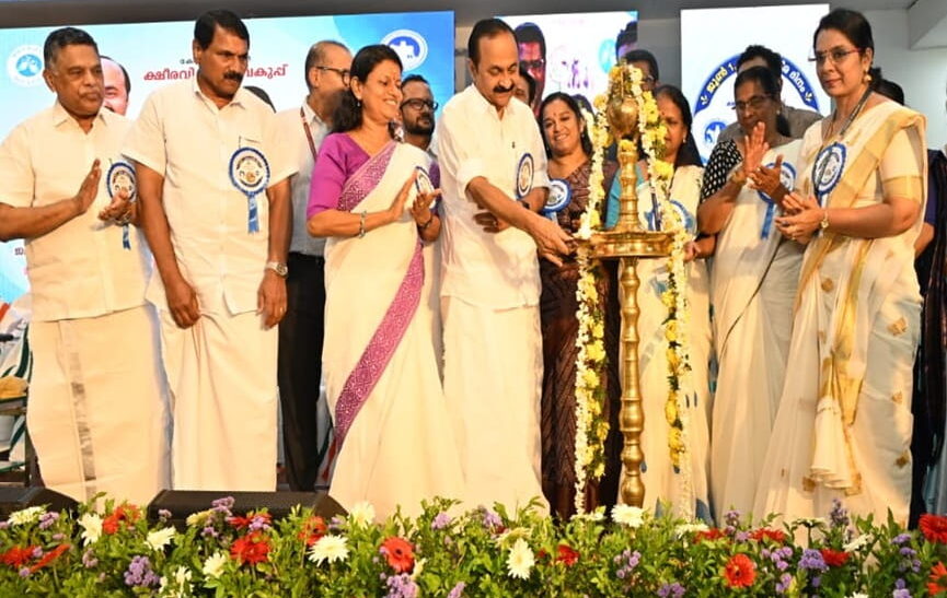 പാ​​​ൽ ഉ​​​ത്പാ​​​ദ​​​നം ഒ​​​രു കോ​​​ടി ലി​​​റ്റ​​​റാ​​​യി വ​​​ർ​​​ധി​​​പ്പി​​​ക്കു​​​മെന്ന് മു​​​ഖ്യ​​​മ​​​ന്ത്രി
