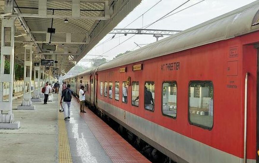 റെയിൽവേ ട്രാക്ക് മുറിച്ചുകടക്കുന്നതിനിടെ അപകടം; ദൊഡ്ഡബല്ലാപ്പുരിൽ ട്രെയിൻ തട്ടി മുത്തശ്ശിക്കും രണ്ട് പേരക്കുട്ടികൾക്കും ദാരുണാന്ത്യം