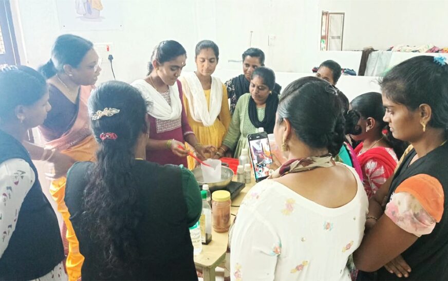 ഗ്രാമീണ സ്ത്രീകൾക്ക് സോപ്പും ഗൃഹശുചീകരണ ഉൽപന്നങ്ങളും നിർമ്മിക്കാൻ പരിശീലനം